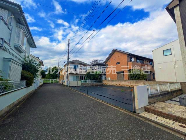 周囲に遮るものがなく、陽光が心地よく差し込む広々とした現地。