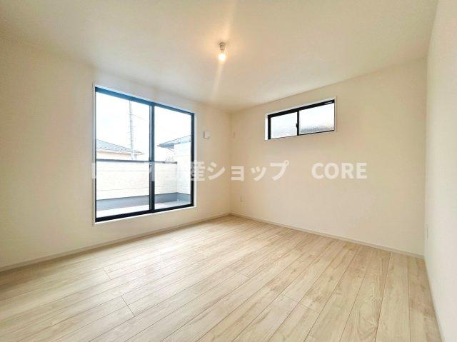 窓からたっぷりと陽光が注がれる明るい空間。家族の成長に対応できる永住仕様の間取り。