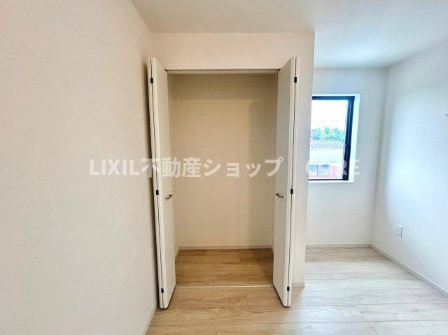 普段着やスーツはもちろんのこと、コート類などもしっかり掛けられます。