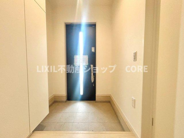「おかえり」と「ただいま」が交差するお家の顔とも言える場所は爽やかで心地良い空間となっています。