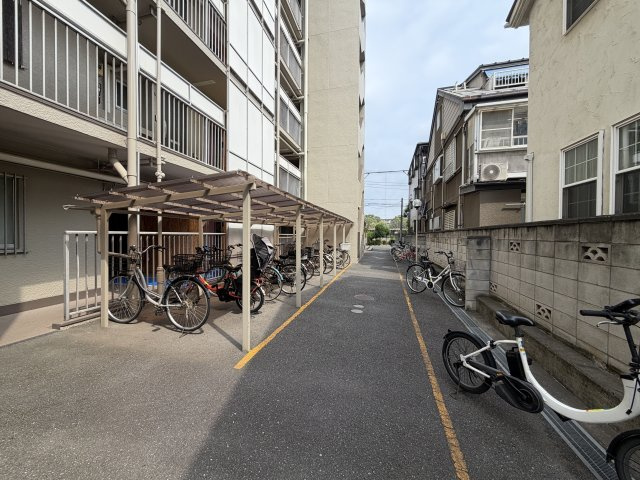 屋根付きの駐輪場もございます。