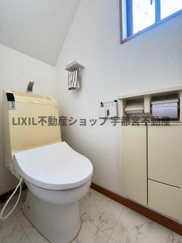 温水洗浄暖房便座付き。2箇所あるので、忙しい朝でも安心♪窓付きのトイレスペースで換気環境も良好です。