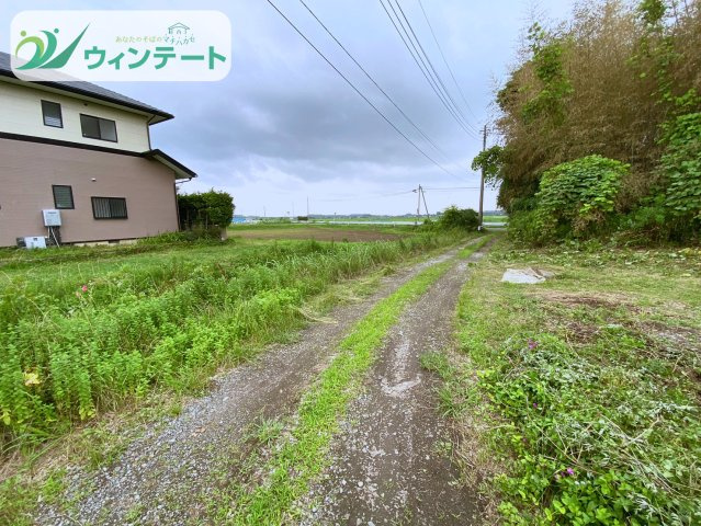 前面道路は約3.2mの未舗装道路です。現地にて接道状況をご確認いただけます。