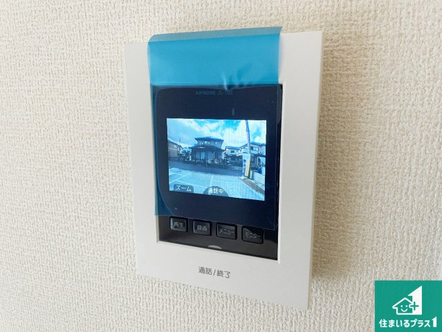 カラーモニターインターホン！声だけでなく来訪者の姿や顔がモニターで確認できるので、小さなお子様がいらっしゃるご家庭でも安心できます！
