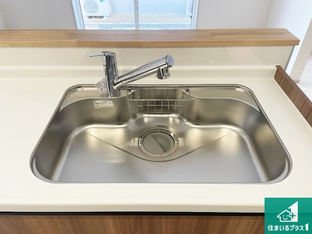 浄水器を内蔵！炊飯時、お茶を作る時に安心してお水を使えます！お湯と冷水、浄水と原水、シャワーの切替えもワンタッチです！