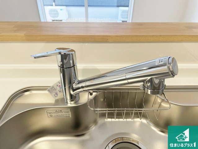 浄水器を内蔵！炊飯時、お茶を作る時に安心してお水を使えます！お湯と冷水、浄水と原水、シャワーの切替えもワンタッチです！