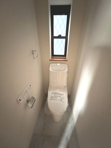 トイレ設備新規交換済み(1階)☆快適性と清潔性に配慮した温水シャワートイレを設置。毎日の暮らしをより快適にする設備です。