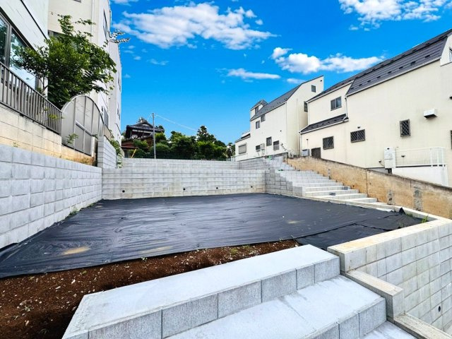 緑豊かな住宅街の一角に位置しています