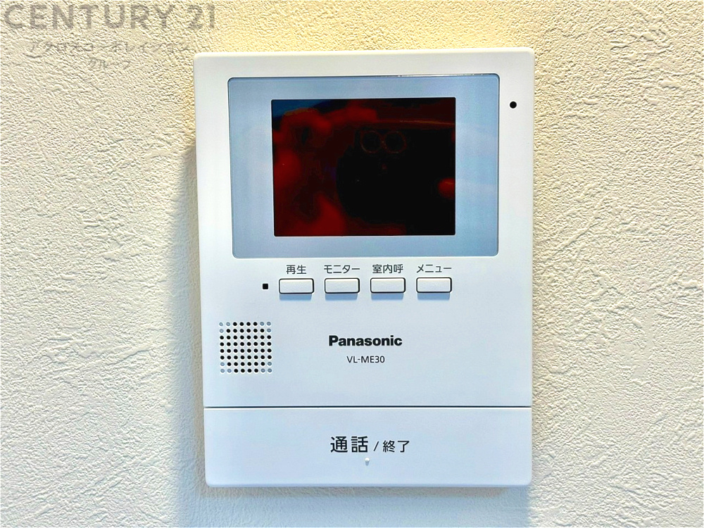訪問者が来たときにテレビ画面で確認できるため、安心してドアを開けられます。録画機能があるものもあり、留守中に来訪者を記録しておくことができます。利便性が高く、セキュリティ面でも安心です