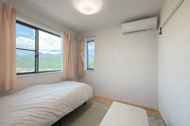 大きな窓から光が差し込む明るい洋室は、仕切りを使って2部屋としても利用可能。子ども部屋を分けたり、寝室と書斎に分けたりと、ライフスタイルに合わせた使い方ができます。眺望も良好で開放感あふれる空間です。