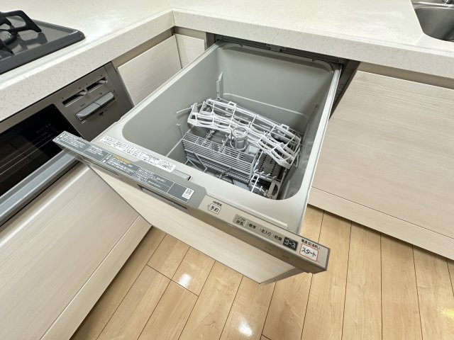 最新のシステムキッチンに食器洗浄乾燥機付き便利このうえなしですね。
