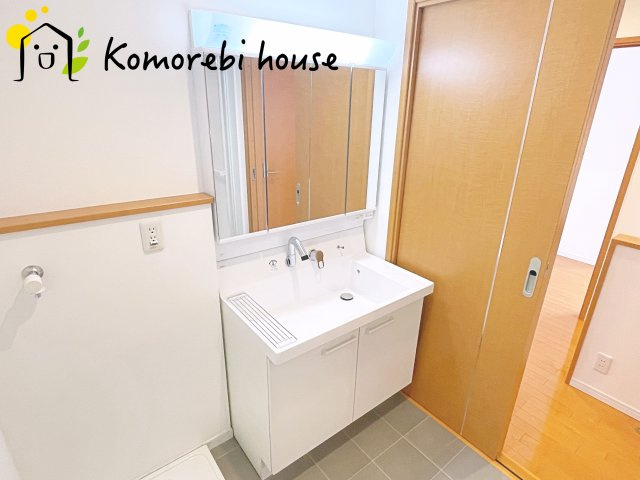 独立洗面化粧台が付いています