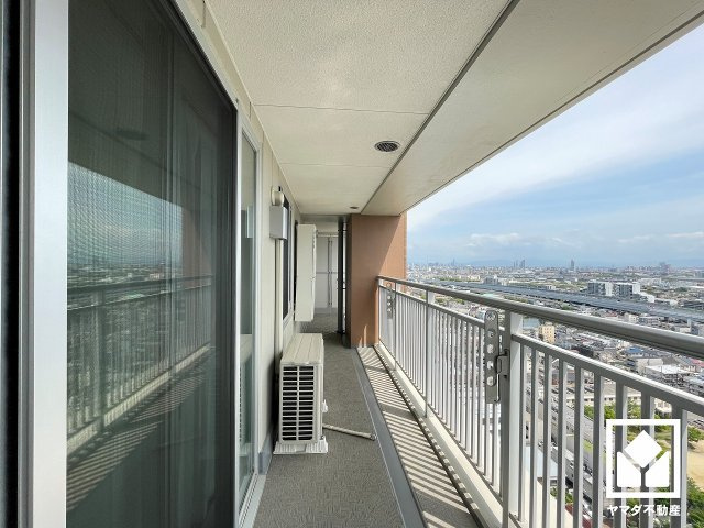 南向きバルコニーにつき陽当たり、風通し良好。29階建て22階部分で前面に視界を遮る高い建物がなく、開放的な景色が広がります。