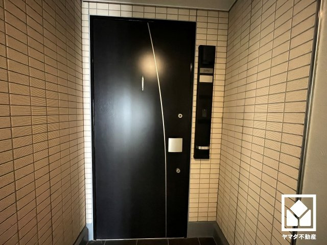 突然の来訪時にも防犯面で心強いモニター付きインターホンを設置。お留守番中のお子様も、室内からスムーズに相手の確認ができます。