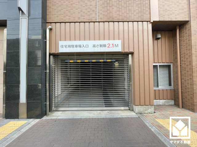 タワー内2～4階に自走式駐車場を設置（月額：軽12、000円、中型18、000円、大型23、000円）。出入口はグリルシャッター付き。空き状況等の詳細は弊社スタッフまでお気軽にお問い合わせください。