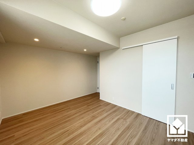 約8.2帖の洋室です。全居室6.5帖以上のゆとりある居住空間?で、広々お使いいただけます。全居室にクローゼットもございますので、お部屋の広さを最大限に活用できます。