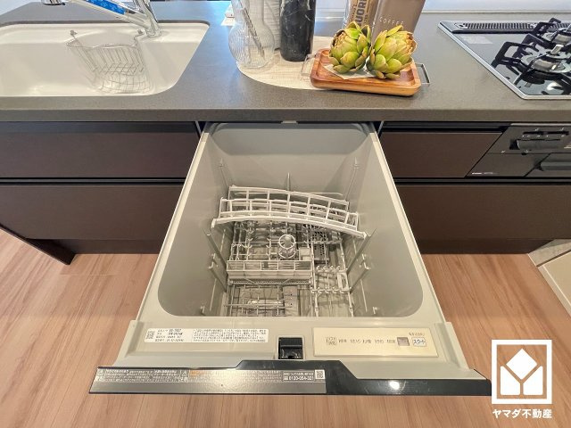 毎日の家事の負担を軽減でき、節水効果も期待できる食器洗乾燥機付き。