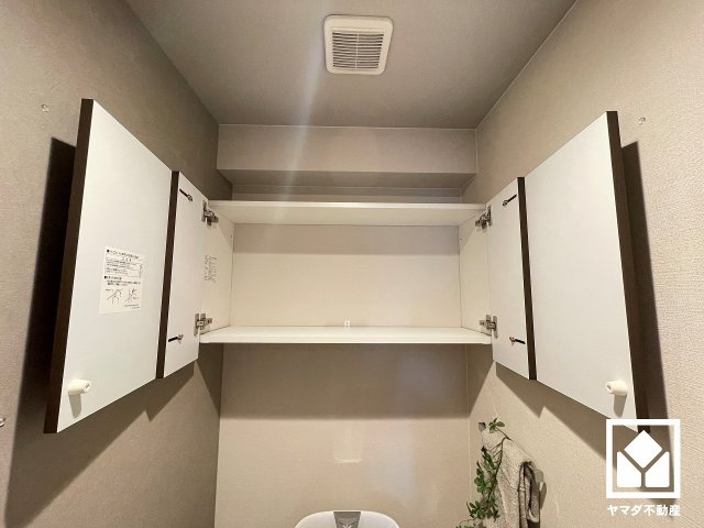 トイレットペーパーのストックや消耗品置き場などとしてお使いいただける吊戸棚がございます。
