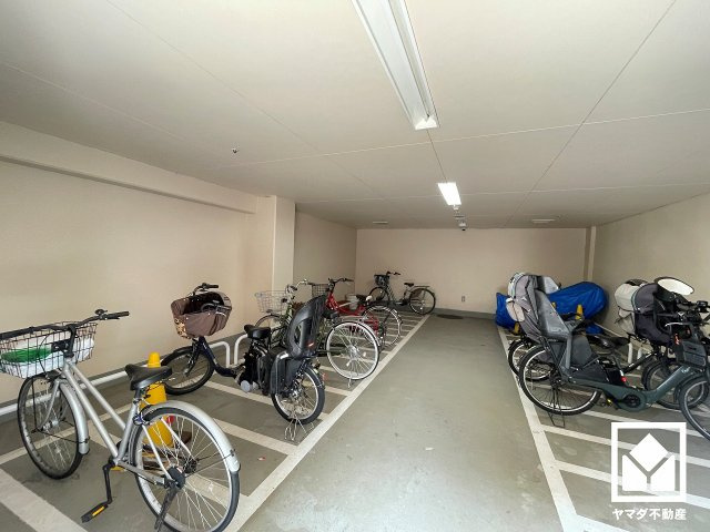地下1階に駐輪場を設置（月額100円～200円）。バイク置き場もございます（月額：ミニバイク2、000円、バイク3、000円）。空き状況等の詳細は弊社スタッフまでお気軽にお問い合わせください。
