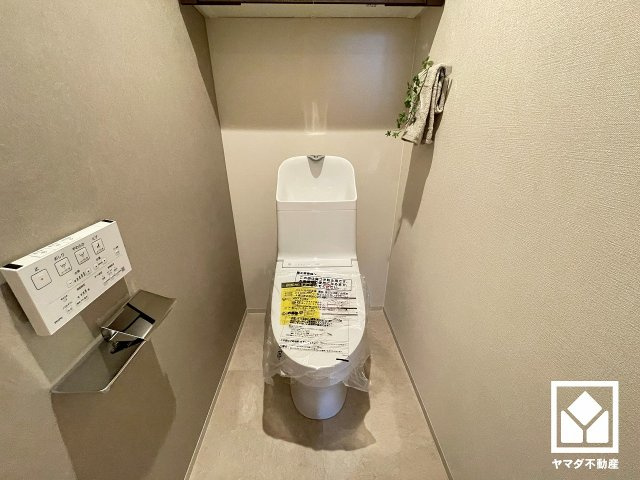 明るく清潔感溢れるトイレです。温水洗浄便座付きで、季節を問わずいつでも温かい便座をお使いいただけます。