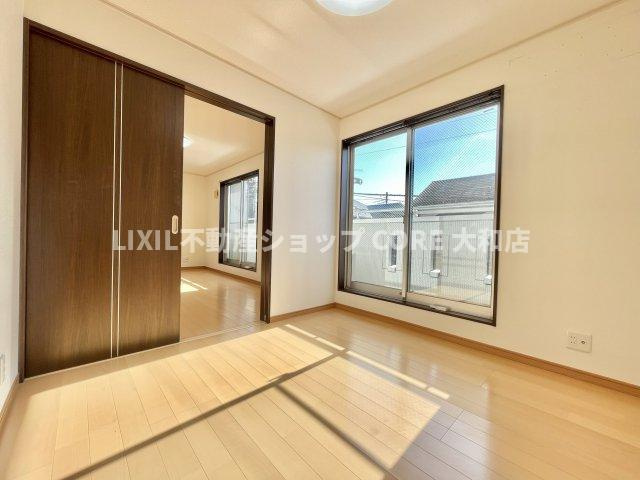 温かみのある木目調のフローリングはノスタルジックな空間を演出♪