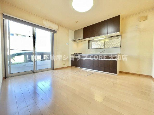 光溢れる安らぎの空間。キッチンとも一体感も演出しご家族との会話も弾みます。