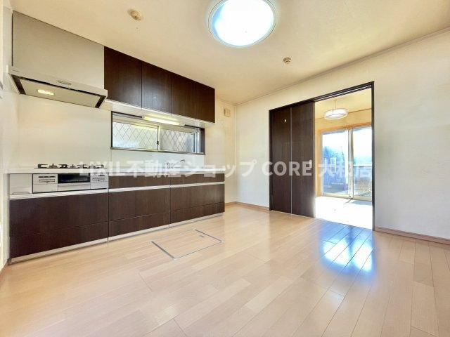 広々したリビングは家族だんらんの時間が自然と増えそうなこだわりの空間です。