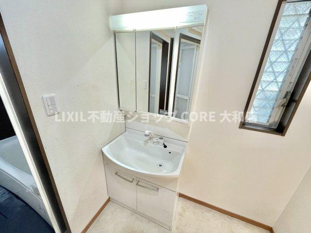 使いやすい三面鏡の中やベースキャビネットには収納スペースもたっぷり。