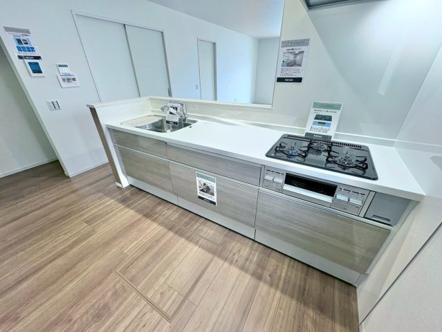 調理道具や調味料もすっきりしまえる、収納力のあるキッチン。