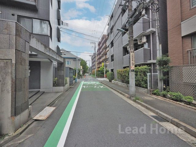 見通しが良くきれいに舗装された前面道路です！車通りも落ち着いており小さなお子様の歩行も安心ですね♪