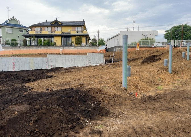 土地の面積＝住宅面積ではありません。建ぺい率の問題などで、土地のある場所によって住宅を建てられる面積は限られています。高さもしかり、「土地」という言葉の中には、建築条件も含まれると考えておきましょう。