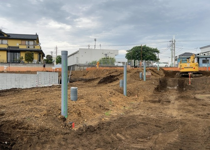 家を建てる場合、方位は要チェックです。現実的に日当たりのよい家ならばリビングは南側、建築基準法でも北側に当たる家への配慮は求められています。土地を見学に行く際は、方位磁針を持って行くようにしましょう。