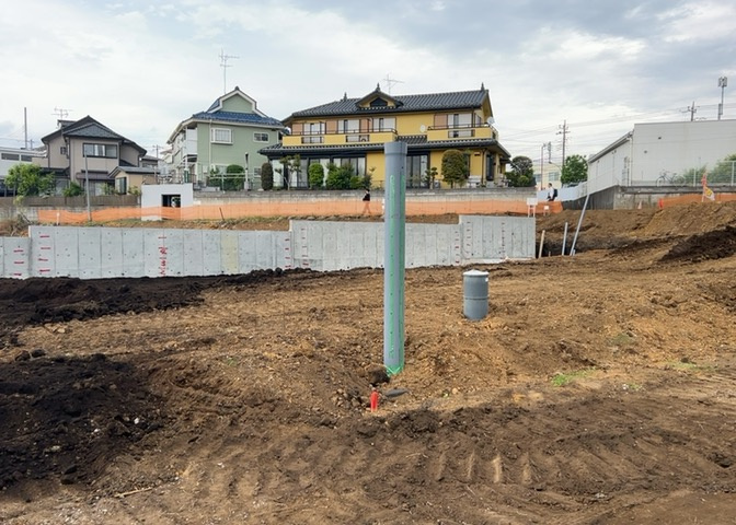 土地の前の道路に消火栓が設置されていることがあります。この場合、道路交通法第45条第1項により、駐車禁止の場所が指定されています。そのため、車庫などの駐車スペースをつくることができない場合があります。