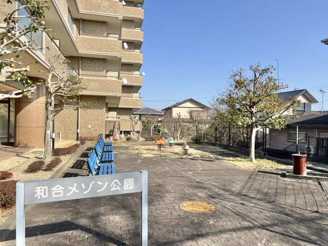 建物のすぐ下にちょっとした公園スペースがあり、気軽に外遊びを楽しめます♪