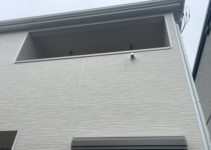 バルコニーは、室外の専用スペースのうち、「屋根がなく開放された空間」であるものを指します。ベランダより広いタイプのものが多く、日当たりもよいため家庭菜園などを楽しみたい人にとって適した環境となります。