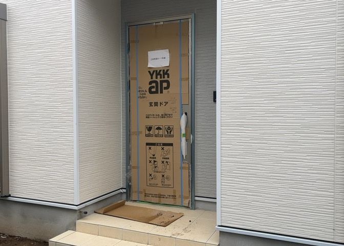 玄関は家の顔でもあり、家族以外の目にも止まる場所です。玄関は外との間を仕切る扉、靴などをしまっておく収納スペース、靴脱ぎのたたきスペース、来客とのやり取りをするドアホンなど複数のアイテムからなります。