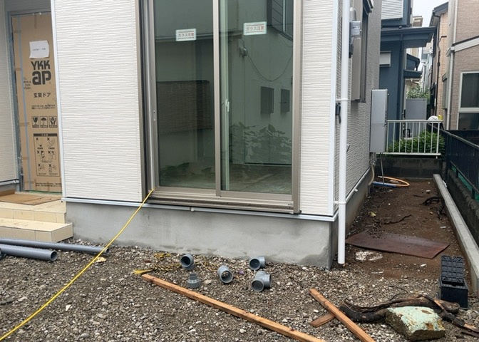 木造住宅とは土台、壁、柱など建築物の強度を支える構造体の材に木が使用されている構造を指します。構造体は建物の自重を支えるだけではなく風圧や水圧、積裁荷重などあらゆる衝撃に耐えるための基礎です。