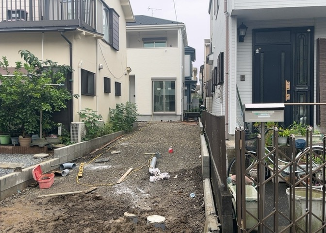 道幅が狭い場所は比較的土地の値段が低いことが多く、また交通量が少ないため騒音が少なく静かな環境で過ごせます。また、小さいお子様がいるご家庭も安心です。一方で車の駐車が難しいというデメリットもあります。