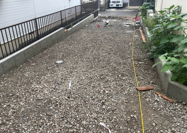 車一台あたりに必要なスペースは、標準サイズの普通自動車で横幅2m50cm、長さ5mは必要になります。ただし、乗降のことも考慮して横幅3m30cm、長さ5m50cmほどは確保できるところを選びましょう。