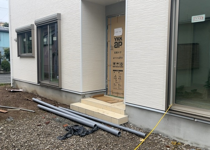 建物建築の外壁の主流となっているサイディング仕様は、板を外壁に貼り合わせる施工方法です。金属系・木質系・窯業系があり、断熱性や耐用性などが異なります。外壁の色やデザインなど詳細は現地でご確認ください。