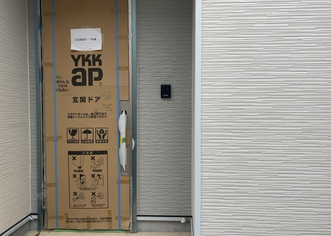 モニターで来訪者を確認して、目的が分からない場合はインターホンを通じて室内から会話することができます。怪しいと感じた場合はインターホン越しにお帰りいただくことができるので、直接会うことがなく安全です。