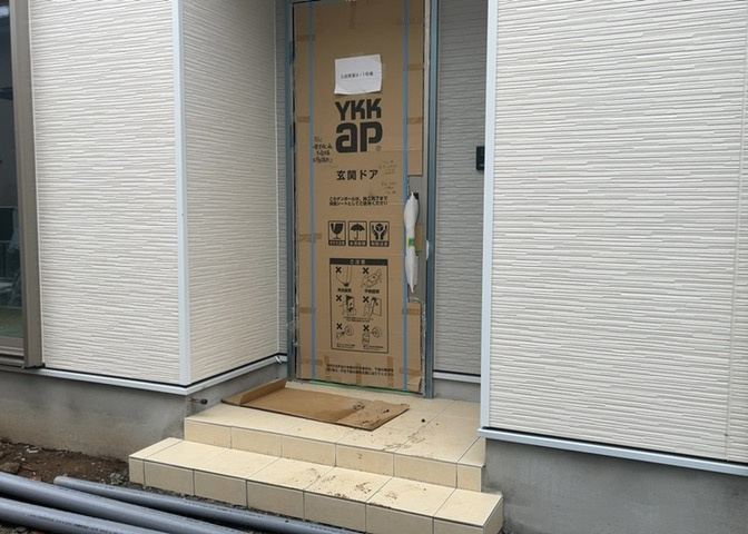 玄関は、狭すぎると複数人で使いにくく、広すぎても無駄な空間になりがちです。最低2畳を目安にして、家の広さとの兼ね合いや家族の人数を考慮して決めるとよいでしょう。現地を見学して快適な玄関を選びましょう！