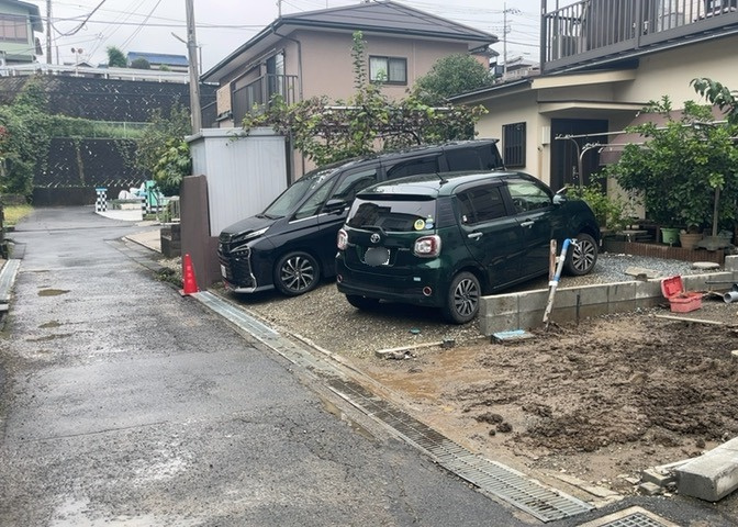 住宅用の土地では前面道路に2m以上接していなければならないと法律で定められています。しかし、お持ちの車のサイズやライフスタイルなどにより、2mでは利便が悪い場合もございますので、事前に確認しましょう。