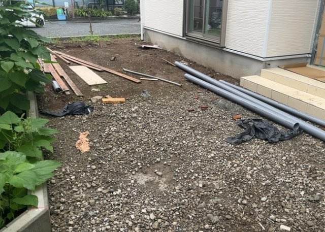 庭があることでガーデニングや家庭菜園はもちろん、こどもの遊び場やペットを放して遊ぶことができます。また、家の周囲に余裕があるということです。隣地との間があれば、十分な日当たりと、風通しが確保できます。