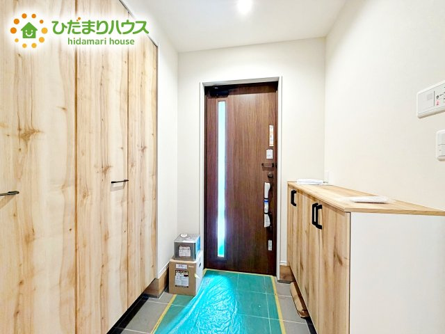 ゆったりと明るい玄関がご家族や来客をお出迎え。機能的な大型シューズボックスは長物もしっかりと収納できます。