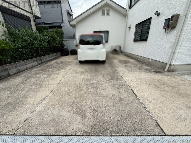 普通車最大4台（軽最大6台）駐車可能。来客時・事業用車両にも対応できます。