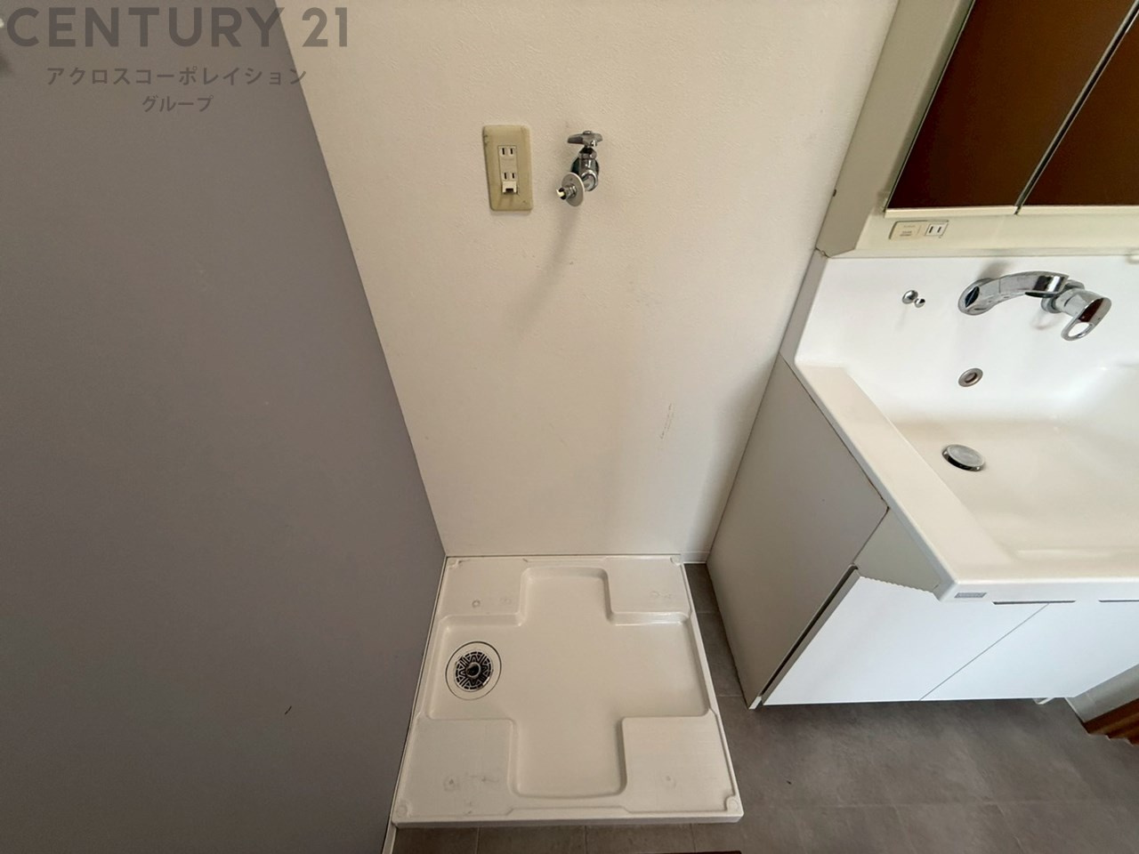 洗濯物の仕分け作業がしやすく、整理整頓が容易になります。洗濯音や湿気を他の部屋に持ち込まず、生活環境を快適に保ちます。上部を活用すれば収納スペースを確保でき洗剤や洗濯用品の整理もしやすくなります。