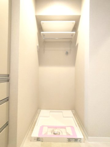 【室内洗濯機置き場】　上部の可動棚にランドリーグッズなどを収納できます。