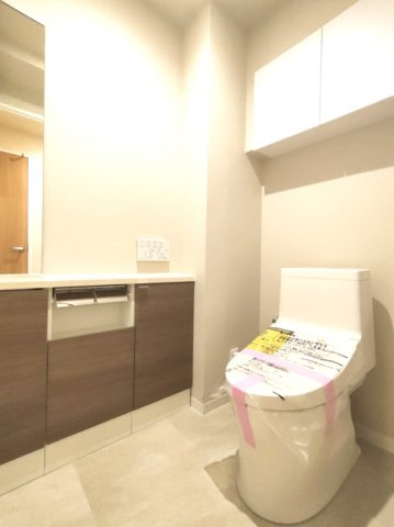 【トイレ】　トイレは温水洗浄便座付です。清潔感のある空間で快適に使うことができます。