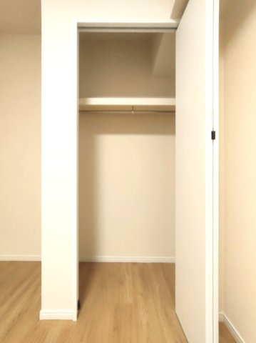【洋室約5.8帖　収納】　こちらの洋室にも収納が備わっており、身の回りの荷物を整理しやすい造りです。